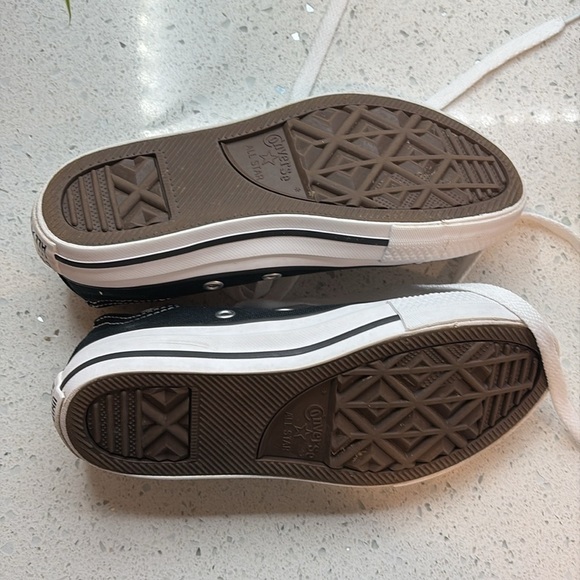 Converse children’s sneakers size 12 - never worn - Picture 2 of 6